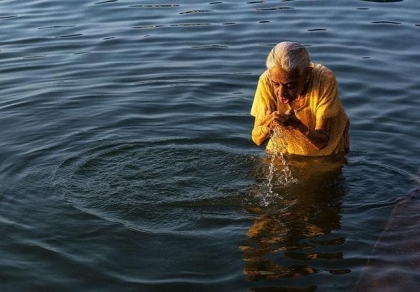 Tà kiến - tắm cho sạch nghiệp?